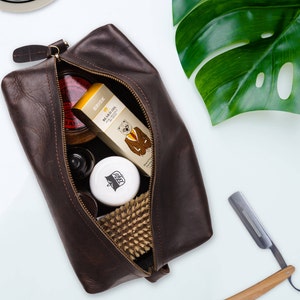 Personalisiertes Herren Leder Dopp Kit | Kulturbeutel aus Leder Personalisierte Initialen & interne Stickerei | Mengenrabatte | Monogramm Rasierbeutel