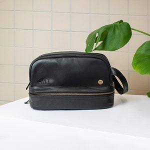 Trousse de toilette en cuir personnalisée avec compartiment inférieur | Sac de rasage en cuir pour homme | Trousse de toilette en cuir noir ou marron | Cadeau fête des pères