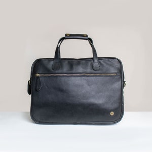 Compacte laptoptas | Zwart lederen 13-inch laptoptas | Handgemaakt van volnerfleer en gepersonaliseerde initialen of aangepast monogramlogo
