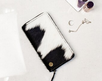 Monedero de piel de vacuno natural con pelo de poni y estampado de vaca en blanco y negro con acabado de pelo sobre piel. Monedero de mujer hecho a mano. Regalo para el Día de la Madre.