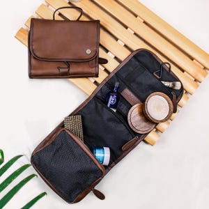 Trousse de toilette suspendue personnalisée en cuir marron pour homme | Trousse de toilette monogrammée pour homme | Cadeau fête des pères | Trousse de toilette Dopp Kit