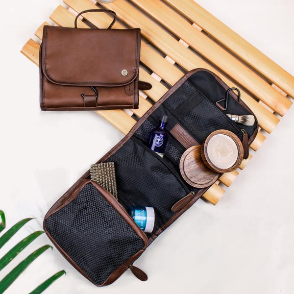 Nécessaire masculina personalizada em couro marrom | Nécessaire masculina com monograma | Presente para o Dia dos Pais | Bolsa de higiene pessoal