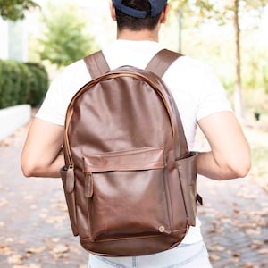 Gepersonaliseerde bruinleren rugzak met 16" MacBook-vak, externe zijvakken en bagageriem | Uniseks rugzak | College-rugzak