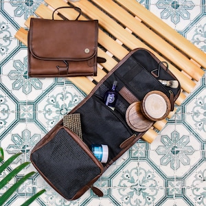 L'aventure vous attend : trousse de toilette | Cadeau pour voyageur | Trousse de toilette suspendue en cuir personnalisée | Trousse de rasage pour homme avec broderie intérieure