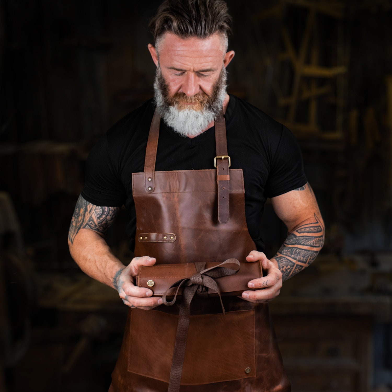 coffret cadeau barbecue - tablier en cuir effet vieilli et rouleau à outils pour les amateurs de bricolage pleine fleur menuiserie forgeron boucher