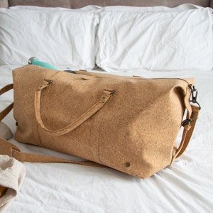 Nachhaltige Vegan Korkleder Weekender Weekender | Personalisierte Kork Reisetasche | Monogramm Weekender Reisetasche | Benutzerdefinierte Initialen Korktasche