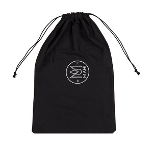 Puede incluir: Bolsa de cord&oacute;n negra con un logotipo blanco que dice "MAHI" en un c&iacute;rculo.