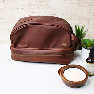 Grande trousse de toilette en cuir personnalisée avec compartiment inférieur | Sac de rasage en cuir pour homme | Dopp en cuir marron | Initiales monogramme personnalisées