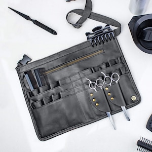 Personalisierte schwarze Leder Friseur Schürze, Scherenhalter, Make-up Artistry Schürze, Pinselhalter | Geschenk für Friseure, Make-up Artists
