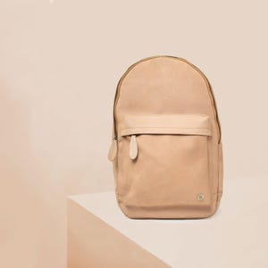 Personlig ryggsäck i mocka med 13" laptopkapacitet | Unisex mjuk mockaryggsäck med monogram | Beige mockaryggsäck | Collegeryggsäck