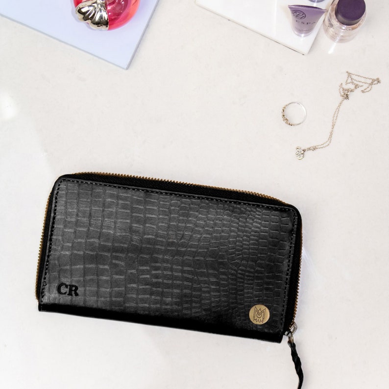 Cartera de piel negra con estampado de cocodrilo para ella / Cartera de piel personalizada para mujer / Cartera negra con estampado animal / Regalo para el tercer aniversario de bodas imagen 1