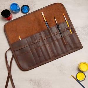 Rolo de couro para artista com iniciais personalizadas | Rolo de couro para lápis, estojo para caneta, estojo para pincel | Presente para artista, pintor, presente para o dia das mães
