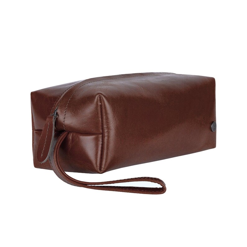 Puede incluir: Una bolsa de viaje de cuero marr&oacute;n con cierre de cremallera y asa. La bolsa est&aacute; hecha de cuero de alta calidad y tiene un dise&ntilde;o cl&aacute;sico.