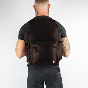 Personalisierter dunkelbrauner Lederrucksack mit 16-Zoll-Macbook-Fach, externen Seitentaschen und Gepäckgurt | Alltagsrucksack für die Arbeit