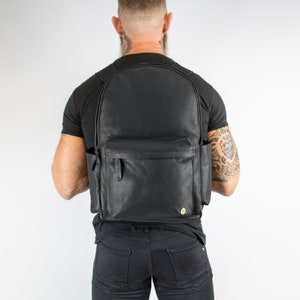 Personalisierter schwarzer Lederrucksack mit 16-Zoll-MacBook-Fach, mehreren Taschen und Gepäckgurt | Unisex-Rucksack | Back to School