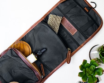 Neceser de cuero personalizado para colgar / Kit de afeitado para hombre / Neceser de aseo en cuero marrón flor y forro impermeable / Regalo para el Día del Padre