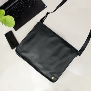 Cartable minimaliste en cuir noir avec rabat | Sac pour ordinateur portable de 15 po. pour le travail avec initiales personnalisées ou logo monogramme personnalisé | Rentrée scolaire