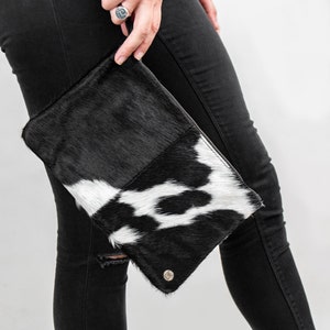 Natürliche Rindsleder &#39;Pony Hair&#39; Clutch Bag | Schwarz-Weiß-Kuhdruck-Clutch mit natürlichem Pelz-Finish | Handgemachte Animal Print Leder Clutch Tasche