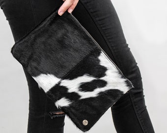 Pochette en poil de poney à imprimé vache en cuir de vachette naturel noir et blanc avec finition en fourrure naturelle - Pochette en fourrure à imprimé animal par MAHI