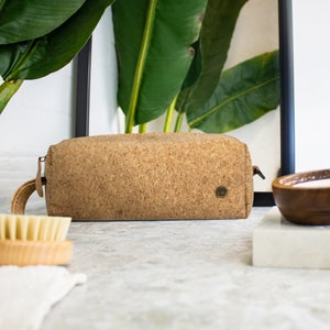 Kulturbeutel aus veganem Leder | Korkleder Dopp Kit für Männer | Handgemachtes nachhaltiges Weihnachtsgeschenk für Ihn | Personalisierte Herren Wash Bag Geschenk