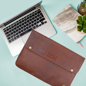 Gepersonaliseerde leren MacBook-hoes, MacBook Pro, Retina en Air (op maat gemaakt) van bruin volnerfleer | Op maat gemaakte laptophoes met monogram