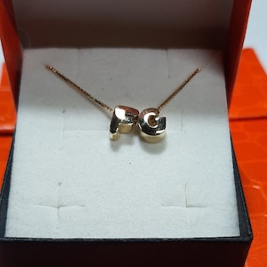 collar con iniciales personalizadas en oro amarillo de 18k