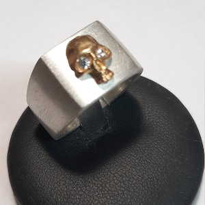 men&#39;s ring with skull in 18k yellow gold, natural diamonds and silver