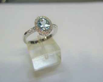 oval and diamond aquamarine ring made of 18 carat white gold