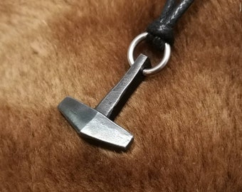 Pendentif marteau Thors Mjolnir, forgé à la main en acier doux.