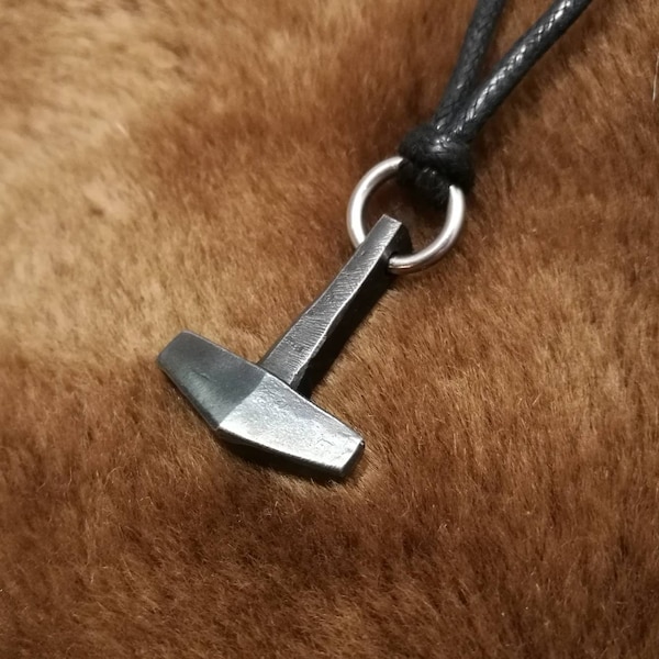 Pendentif marteau Thors Mjolnir, forgé à la main en acier doux.