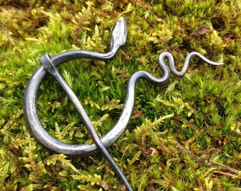 Broche penannulaire, motif « serpent » forgé à la main.
