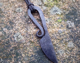 Pendentif couteau Viking, forgé à la main en acier doux.