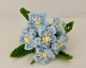 Easy Forget-Me-Not Crochet pattern for a beautiful spring bouquet.