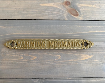 Waarschuwingsbord zeemeerminnen | Nautisch | Ze werpt af | Enby-enclave | Badkamer | Poolhouse | Strandhuisdecoratie | Kantoor of speelkamer