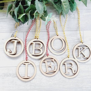 Etiquetas de regalo personalizadas, etiquetas de regalo iniciales, decoración de regalo de madera, etiqueta redonda colgante, adorno de carta, etiquetas de favor, etiquetas de regalo personalizadas, carta de madera