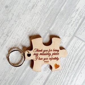 Portachiavi a pezzo di puzzle, regalo di San Valentino, per lei, per lui, portachiavi a pezzo di puzzle, portachiavi a pezzi mancanti, puzzle a pezzi mancanti, amore immagine 1