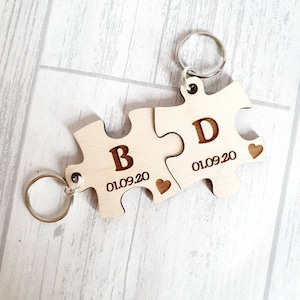 Paar Schlüsselringe, Set von 2 Schlüsselringen, Besonderes Datum, Ineinandergreifen Puzzle mit Initialen, Beziehung, Hochzeit, Jahrestag, Valentines Geschenk