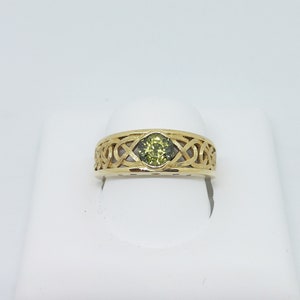 Anello con intreccio celtico inciso a mano con zaffiro verde (senza calore) e accenti di diamanti champagne in 14 carati