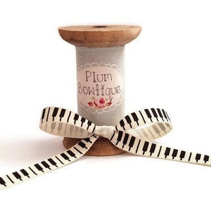 Cinta con estampado de teclas de piano en ébano y marfil, 10 mm (3/8 in) de ancho *Se vende por metro*