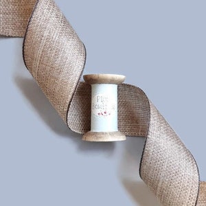 Nastro in iuta naturale con bordi reticolati marroni, largo 63 mm (2,5 pollici) *Venduto al metro*