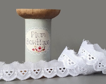 White "Jacqui" Arch Scalloped Edge Broderie Anglaise Lace, 16mm (5/8in) wide *Sold Per Metre*