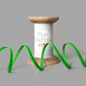 Klaver Green Velvet Ribbon, 4mm (5/32in) breed *Sold Per Meter*