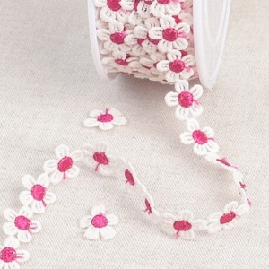 Blanco con borde de encaje de guipur con cadena de margaritas delicadas con puntos rosa cereza, 13 mm (1/2 pulg.) de ancho *Por 1 metro/39 pulgadas*