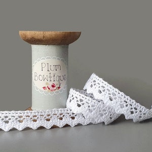 White "Sarah" Bold Scallop Edge 100% Baumwolle Cluny Lace Trim, 15mm breit *Verkauft pro Meter*