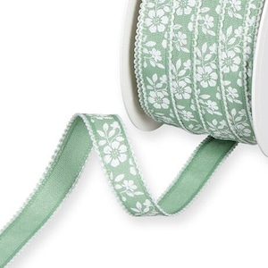 Witte bloesemprint op rustig groen lint met witte picotrand, 15 mm (9/16 in) breed *verkocht per meter*