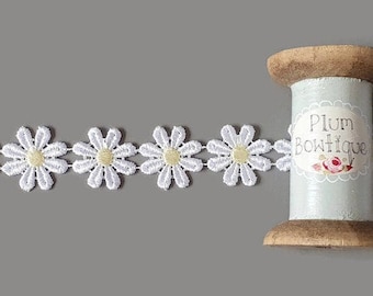 White with Lemon Centre Daisy Chain Guipure Lace, 25mm (1in) wide *Sold Per Metre*