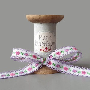 Lilac & Pale Pink Folk Lace Flowers woven in to White Ribbon with Lilac Scalloped Edge, 12mm (1/2in) wide *Sold per 1 metre/39 inch*