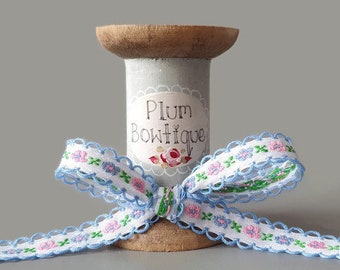 Sky Blue & Pale Pink Folk Lace Flowers woven in to White Ribbon with Sky Blue Scalloped Edge, 12mm (1/2in) wide *Sold per 1 metre/39 inch*