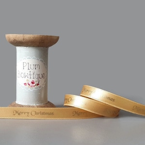 Gold "Merry Christmas" auf Honiggold Satinband, 10mm breit *Verkauft pro Meter*