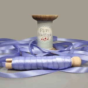 Nastro di raso blu lavanda da 3 m su piolo stile "Dolly" in legno naturale, largo 7 mm (1/4 poll.) *Venduto per piolo da 3 m*